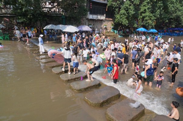 百胜证券 图片新闻｜北碚：亲水运动乐享清凉