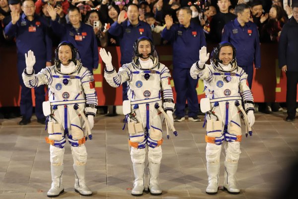 涨中宝 出发！神舟二十一号航天员乘组领命出征